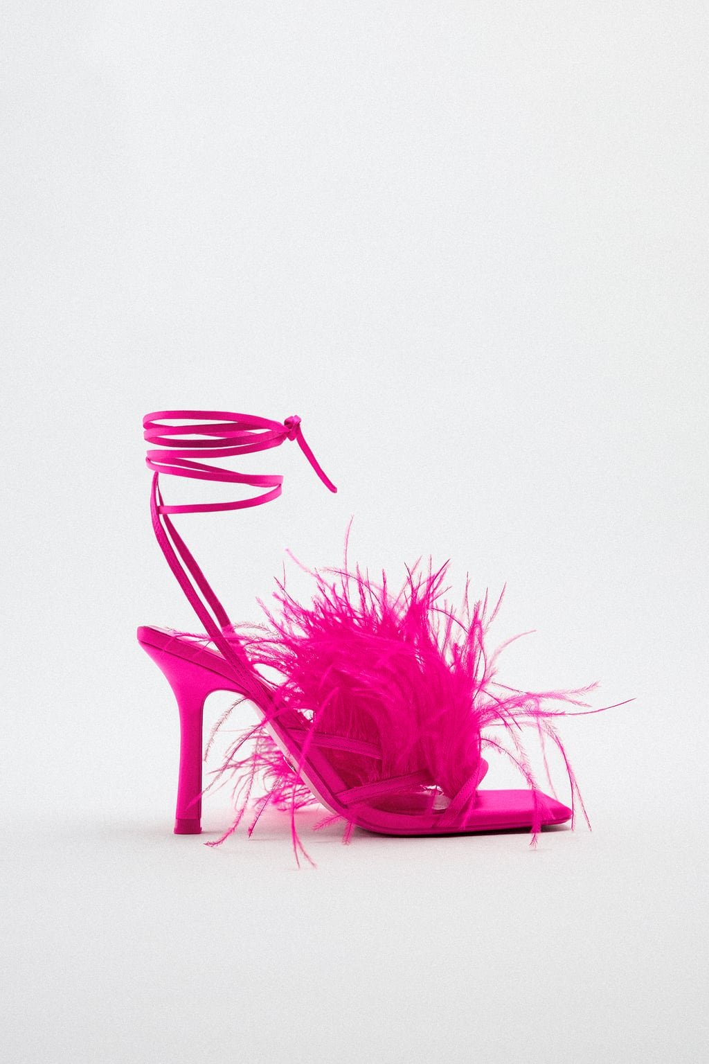 Sandales a plumes - 7 paires de chaussures à adopter pour les fêtes | We Are Stylish