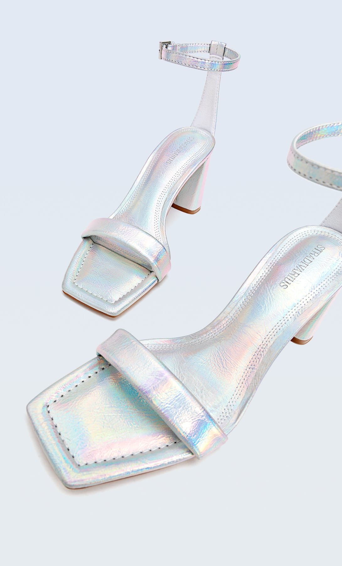 Sandales a lanières - 7 paires de chaussures à adopter pour les fêtes | We Are Stylish